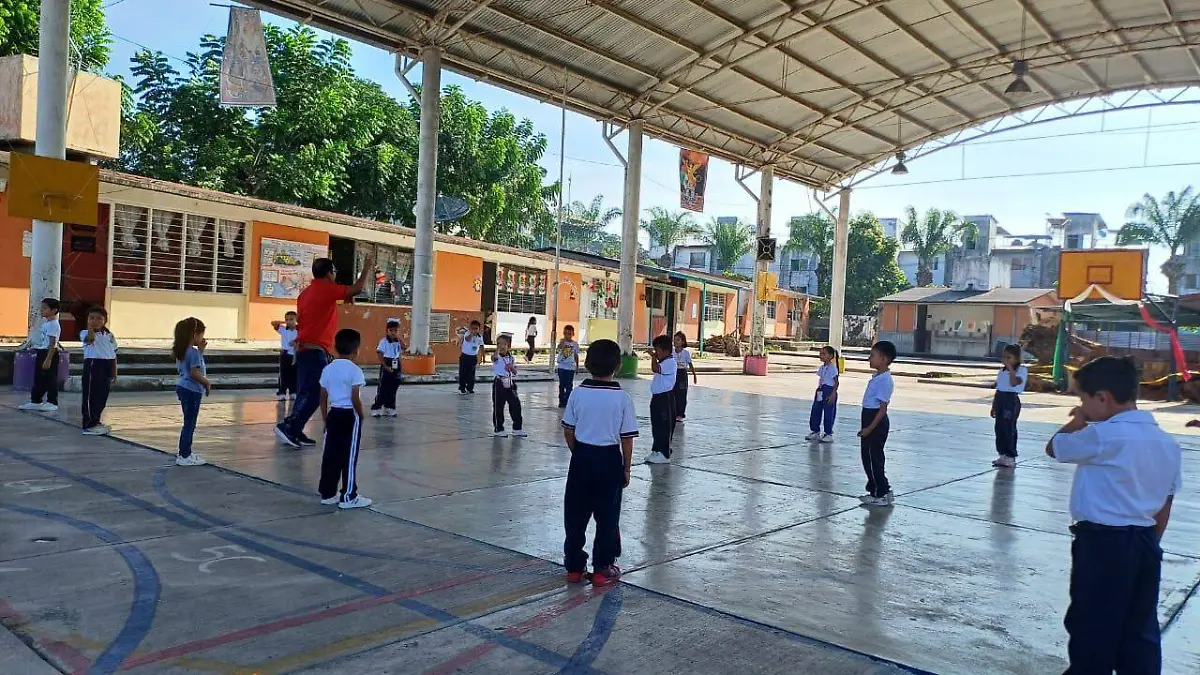 alumnos haciendo deportes